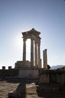 rovine di il tempio di traiano il antico luogo di pergamo-pergamo. smirne, tacchino. antico città colonne con il sole nel il sfondo. foto