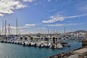 paesaggio con porto e yachts su il spagnolo canarino isola di Fuerteventura su un' soleggiato giorno foto