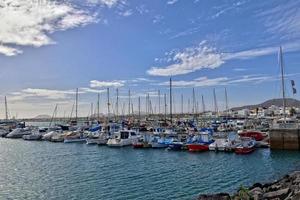 paesaggio con porto e yachts su il spagnolo canarino isola di Fuerteventura su un' soleggiato giorno foto