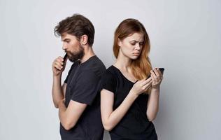 giovane coppia nel nero magliette comunicazione stile di vita amicizia foto