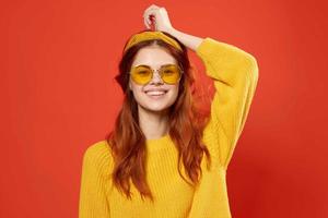 donna nel giallo maglione con fascia per capelli moda moderno fricchettone stile foto