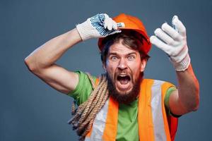 urlando uomo ritagliata Visualizza di arancia difficile cappello emozione professionale foto