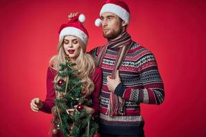 uomo e donna nel nuovo anni Abiti celebrare Natale insieme foto