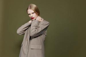 affascinante donna con rosso labbra cappotto luminosa trucco isolato sfondo foto