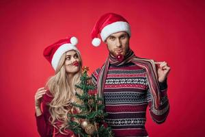 uomo e donna nuovo anno celebrazione insieme Natale rosso sfondo foto