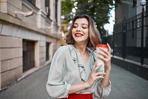 bella donna rosso gonna caffè tazza all'aperto camminare foto