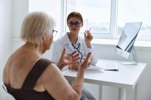 anziano donna paziente diagnostica stetoscopio foto