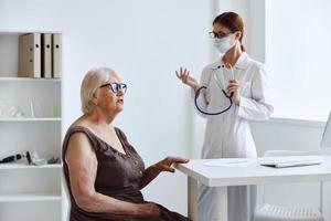 vecchio donna paziente ospedale visita medica Salute diagnostica foto
