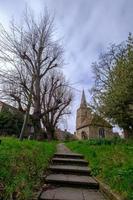 passaggi e sentiero principale in direzione un' classico Chiesa nel Cambridge, Inghilterra foto