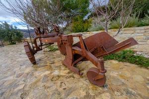 arrugginito aratro esposto nel un' azienda vinicola cortile foto