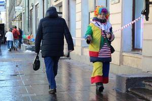 sankt petersburg Russia - 03 30 2023 un via dovere femmina strada intrattenitore vestito come un' clown a piedi foto