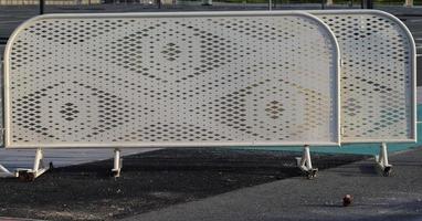 strada sicurezza barriere fornitori, ciglio della strada barriere, traffico barriera nel bianca colore su strada foto