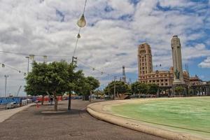 interessante colorato vacanza case nel il strade di il spagnolo città di sanca Cruz nel tenerife foto