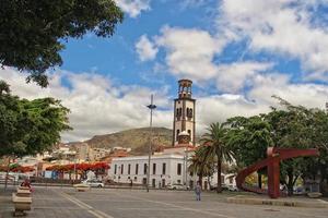 interessante colorato vacanza case nel il strade di il spagnolo città di sanca Cruz nel tenerife foto