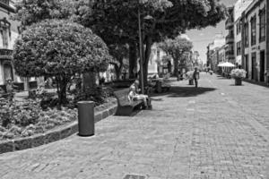 strade con storico edifici su il spagnolo canarino isola tenerife nel il ex capitale foto