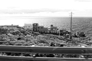 paesaggi a partire dal il spagnolo isola di tenerife con il autostrada e il oceano foto