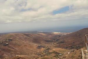 l calma estate nuvoloso paesaggio a partire dal il spagnolo canarino isola Lanzarote foto