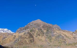 himalaya paesaggio, panoramico Visualizza di himalayano montagna coperto con neve. himalaya montagna paesaggio nel inverno nel kedarnath valle. foto