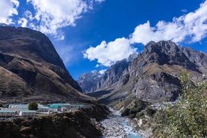 himalaya paesaggio, panoramico Visualizza di himalayano montagna coperto con neve. himalaya montagna paesaggio nel inverno nel kedarnath valle. foto