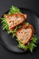 delizioso caprese Sandwich con grigliato pane abbrustolito, Mozzarella, lattuga e pomodori foto