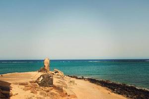 mare paesaggio a partire dal il capitale di il canarino isola Lanzarote arrecife nel Spagna su un' soleggiato caldo estate giorno foto