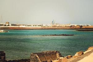 mare paesaggio a partire dal il capitale di il canarino isola Lanzarote arrecife nel Spagna su un' soleggiato caldo estate giorno foto