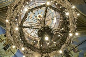 interno, affreschi, lampadario e architettonico dettagli di il soffitto dentro nel Cattedrale di il assunzione nel varna. foto