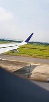 Visualizza a partire dal aereo finestra su il ala quando partenza. foto