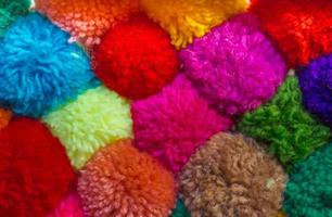 strutturato sfondo di assortito e multicolore lana pom poms foto