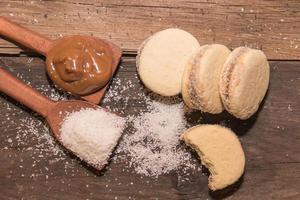 alfajores di amido di mais e dulce de leche, tradizionale di argentino gastronomia foto