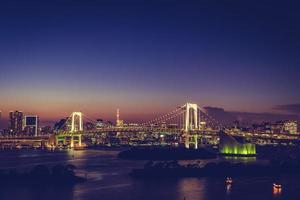 paesaggio urbano della città di tokyo con rainbow bridge, giappone foto