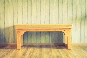 sedia in legno vintage su sfondo di legno foto