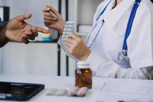 medicina medico Lavorando con digitale medico interfaccia icone su il ospedale sfondo, medico tecnologia e Rete concetto. foto