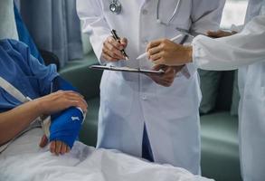 uomo con rotto braccio nel getto dire bugie su letto nel Ospedale. il emergenza centro trattamento è gesso e si blocca con fionda per un' ulteriore cura nel un ortopedico clinica. paziente dolore a partire dal incidente lesione. foto