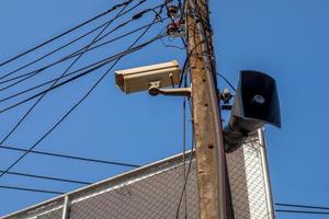 cctv sorveglianza sicurezza telecamera video attrezzatura con corno su polo all'aperto . foto