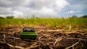 Sud Minahasa, Indonesia febbraio 2023, giocattolo auto su verde erba foto