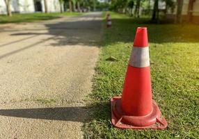 traffico coni posare su il lato di il strada. impostato su per designare un' parcheggio Proibito la zona lungo il linea perché esso ostruisce il Uscita. morbido e selettivo messa a fuoco. foto