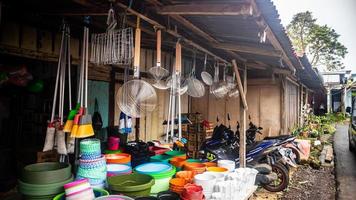 Minahasa, Indonesia gennaio 2023, domestico merce negozio a il tondano tradizionale mercato foto