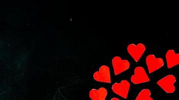 rosso cuore su nero sfondo per San Valentino giorno foto