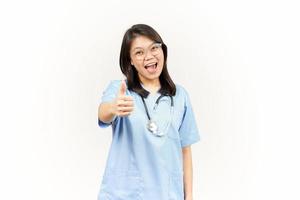 mostrando pollici su di asiatico giovane medico isolato su bianca sfondo foto