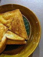 vicino su foto di arrostito pane con Marrone zucchero e cioccolato marmellata. il foto è adatto per uso per cibo sfondo, manifesto e cibo soddisfare media.