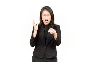 arrabbiato e puntamento per telecamera di bellissimo asiatico donna indossare nero blazer isolato su bianca foto