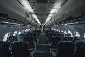 interno di un aereo cabina con confortevole sedili, alto scomparti foto