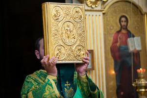 palma domenica.prete con un' Bibbia. foto