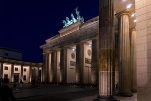 Berlino, germania-agosto 8, 2022-particolare di illuminato brandeburgo cancello durante il notte foto