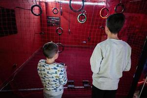 bambini volante a distanza controllo droni gioco interno giocare zona. foto