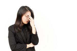 sofferenza mal di testa di bellissimo asiatico donna indossare nero blazer isolato su bianca sfondo foto