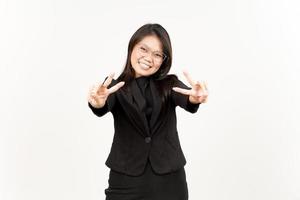 mostrando pace cartello di bellissimo asiatico donna indossare nero blazer isolato su bianca sfondo foto