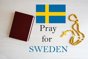 pregare per Svezia. rosario e santo Bibbia sfondo. foto