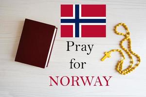 pregare per Norvegia. rosario e santo Bibbia sfondo. foto